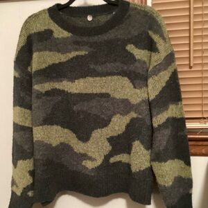 CUTE UNBRANDED PULLOVER CREW NECK SWEATER. SIZE (M). NEW WITHOUT TAGS.
